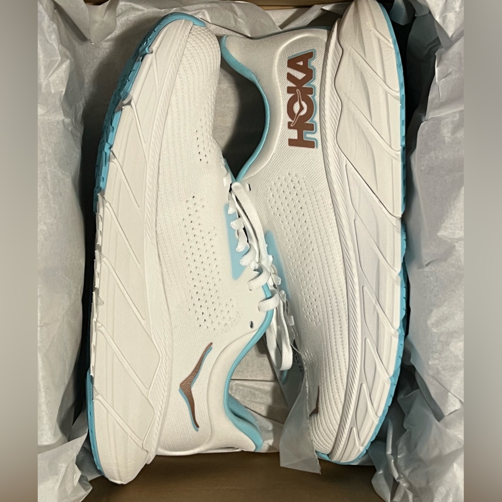 NWB Hoka Arahi 7 Sneakers size 7B FROST / ROSE GOLD
